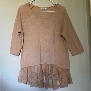 Umgee quarter sleeve top, tunic, lace bottom, crew neck, nude pink color Size: M